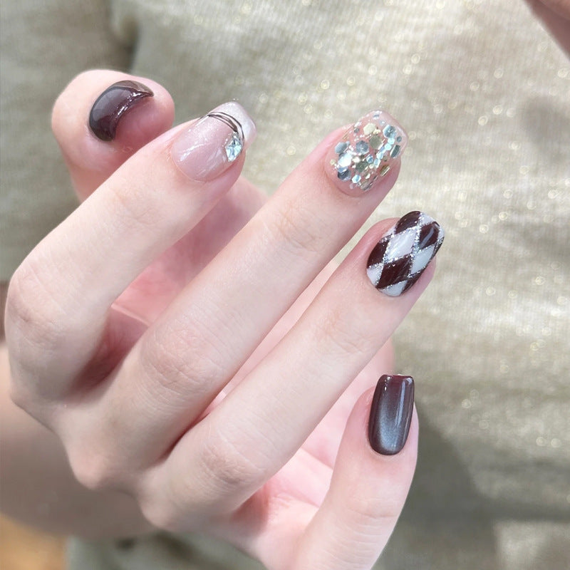 Künstliche Nagelspitzen mit glamourösen Details Brehn