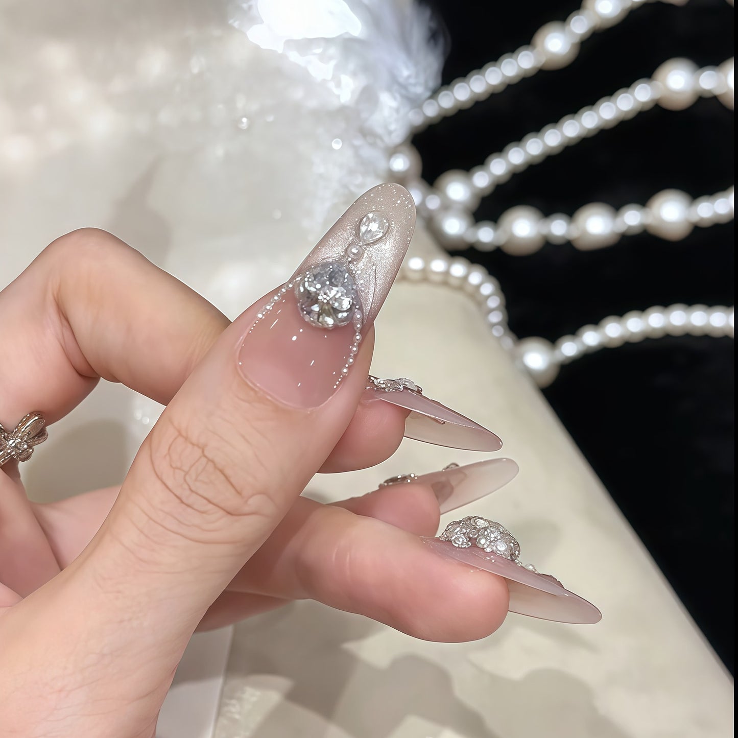 Glamouröse Kunstnagelspitzen mit Strass-Akzenten Brehn