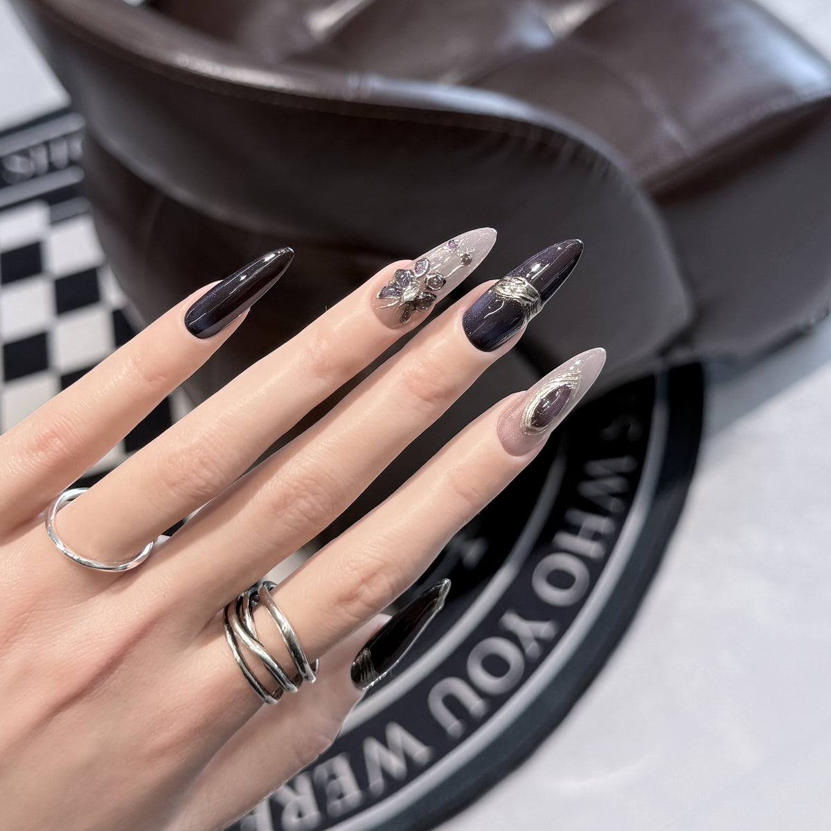 Elegante Stiletto Press-On Nagelkunst Set mit Edelsteinakzenten Brehn