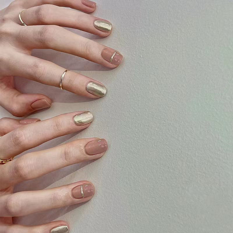 Kunstvolle Nagelsets mit floralen Akzenten Brehn