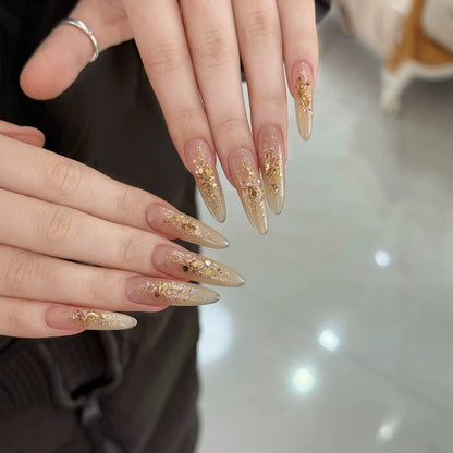 Elegante Stiletto-Nagelverlängerungen mit Glitzerakzenten