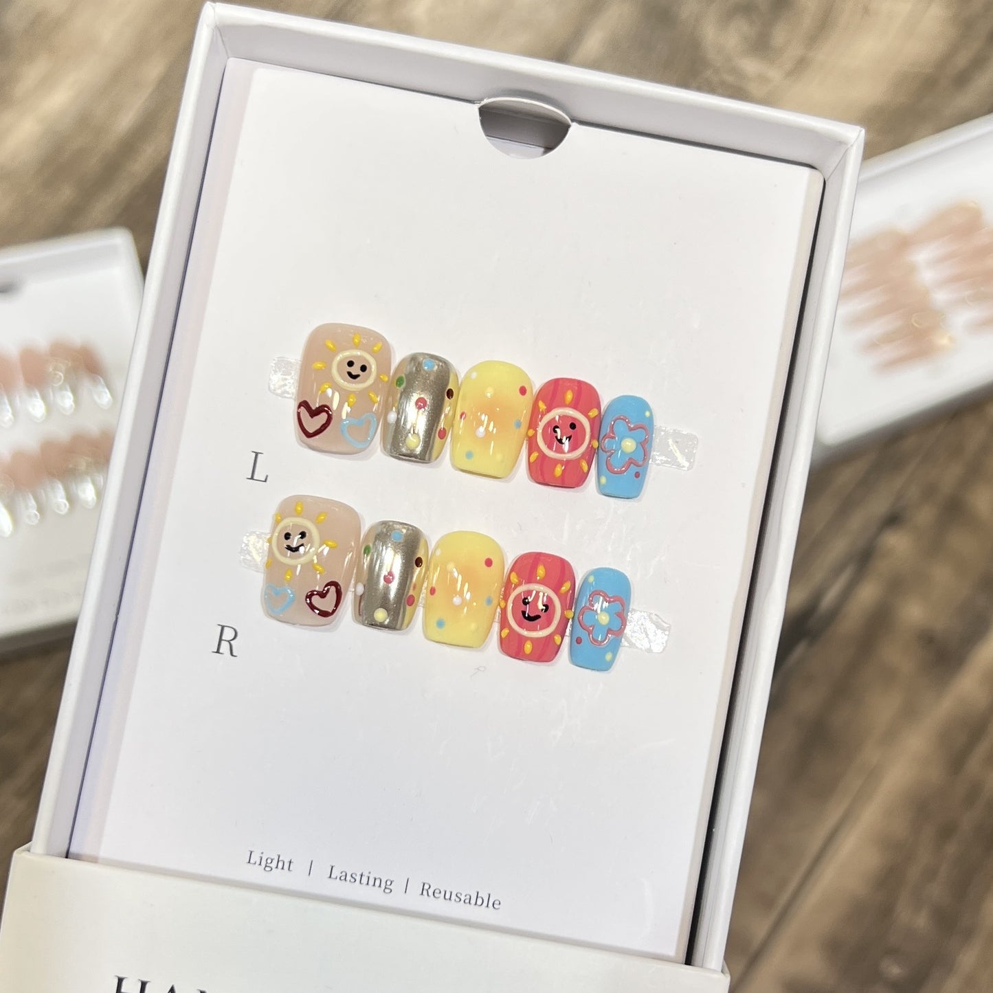 Verspieltes Press-On Nagelkunstset mit Smiley-Gesichtern und Blumenmustern Brehn