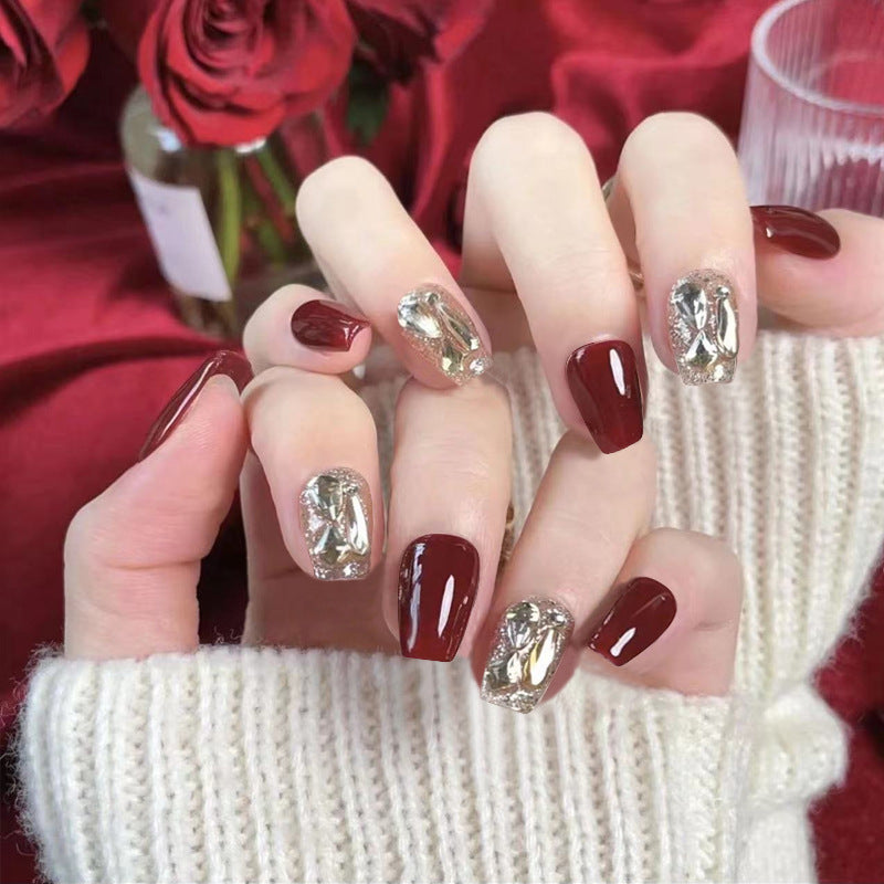 Kunstnagelset mit eleganten Glitzer- und Metallic-Akzenten Brehn