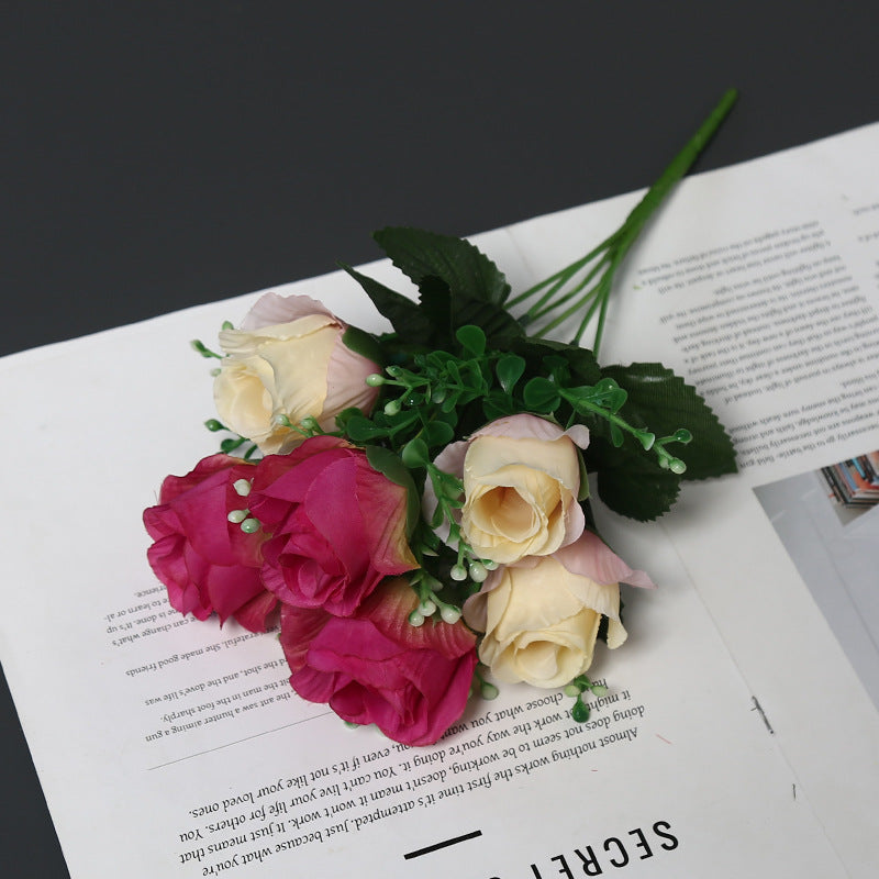 Dekoratives Blumenbouquet für die Heimdekoration