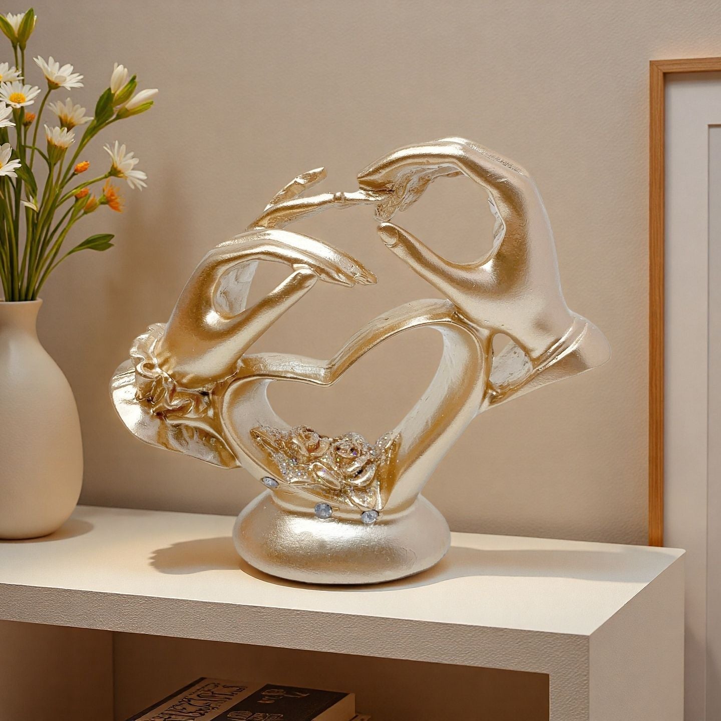 Künstlerische Herzskulptur mit detailreicher Malerei Brehn