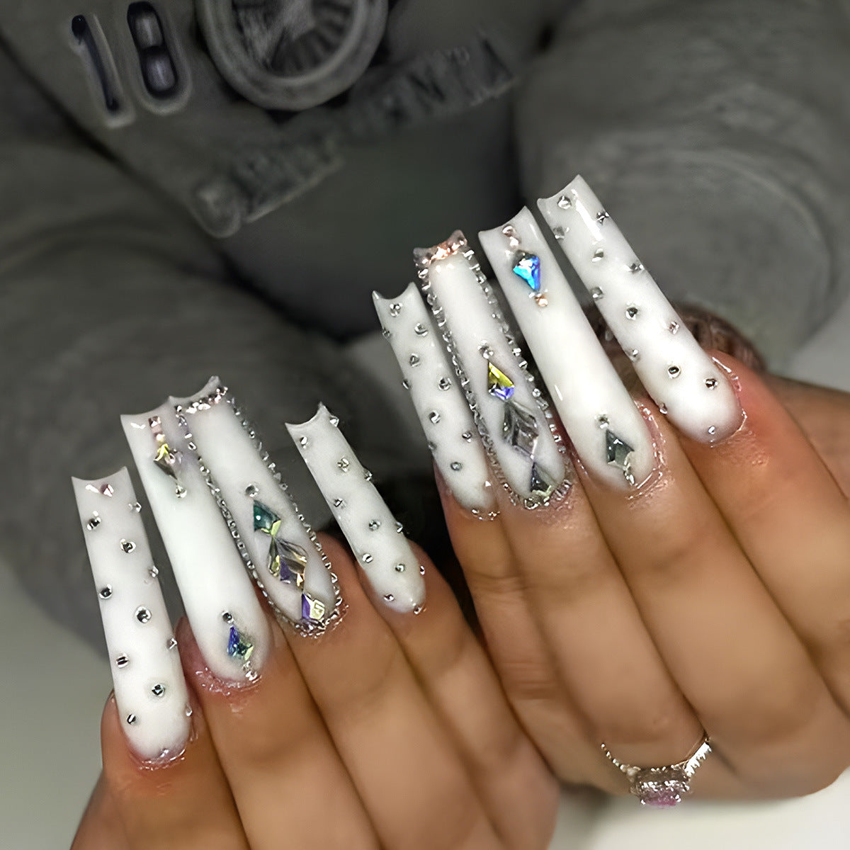 Glamouröse, mit Strass verzierte Stiletto Press-On Nägel Brehn