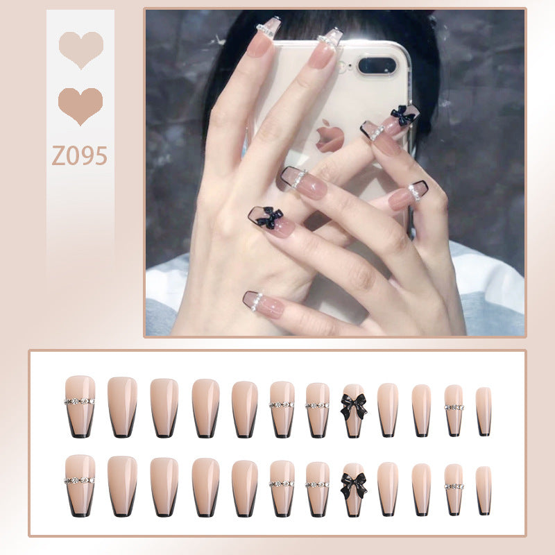 Kunstnagelset mit eleganten Glitzerverzierungen und schimmernden Akzenten Brehn