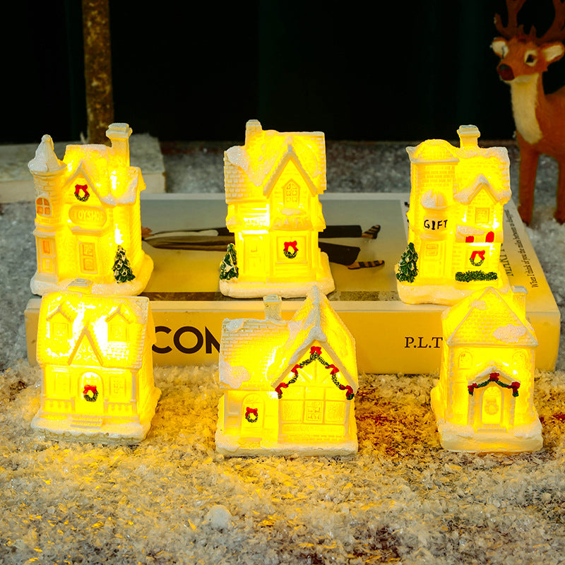 Beleuchtetes Weihnachtsdorfhaus mit festlicher Dekoration Brehn