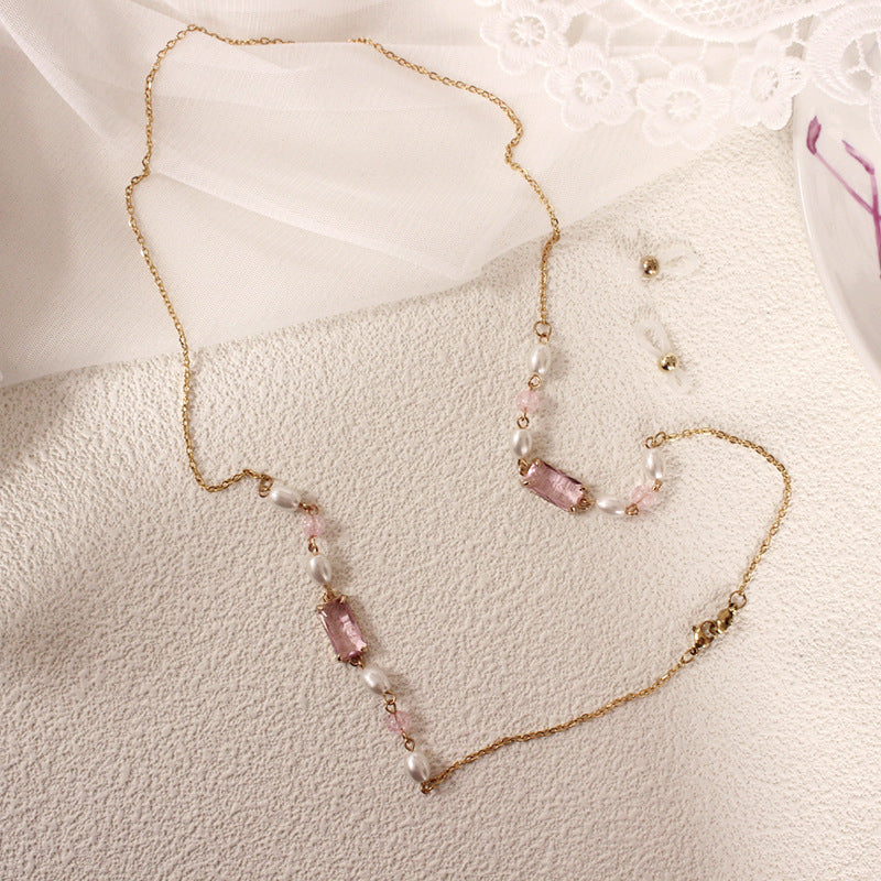 Elegante Schmuckkette mit Perlen und Pinken Akzenten Brehn