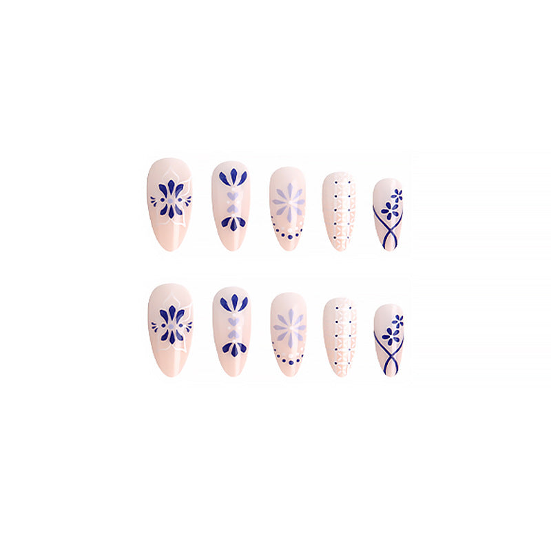 Kunstvolle Nagelspitzen mit Blumenmotiv Brehn