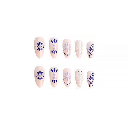 Kunstvolle Nagelspitzen mit Blumenmotiv Brehn