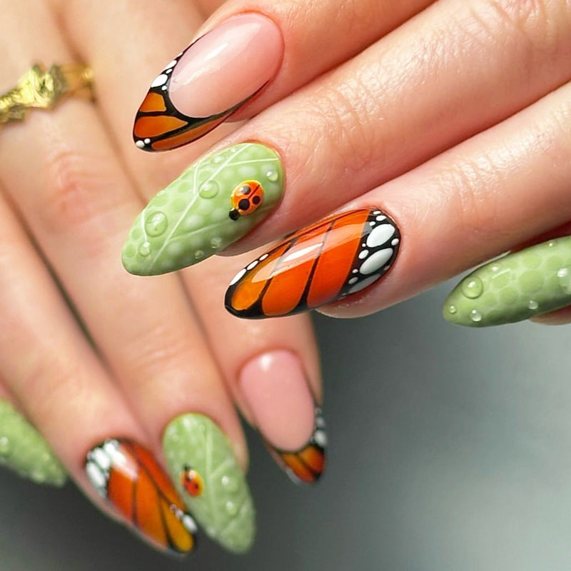 Künstlerisches Press-On-Nagel-Set mit Schmetterlings- und Blumendesigns Brehn