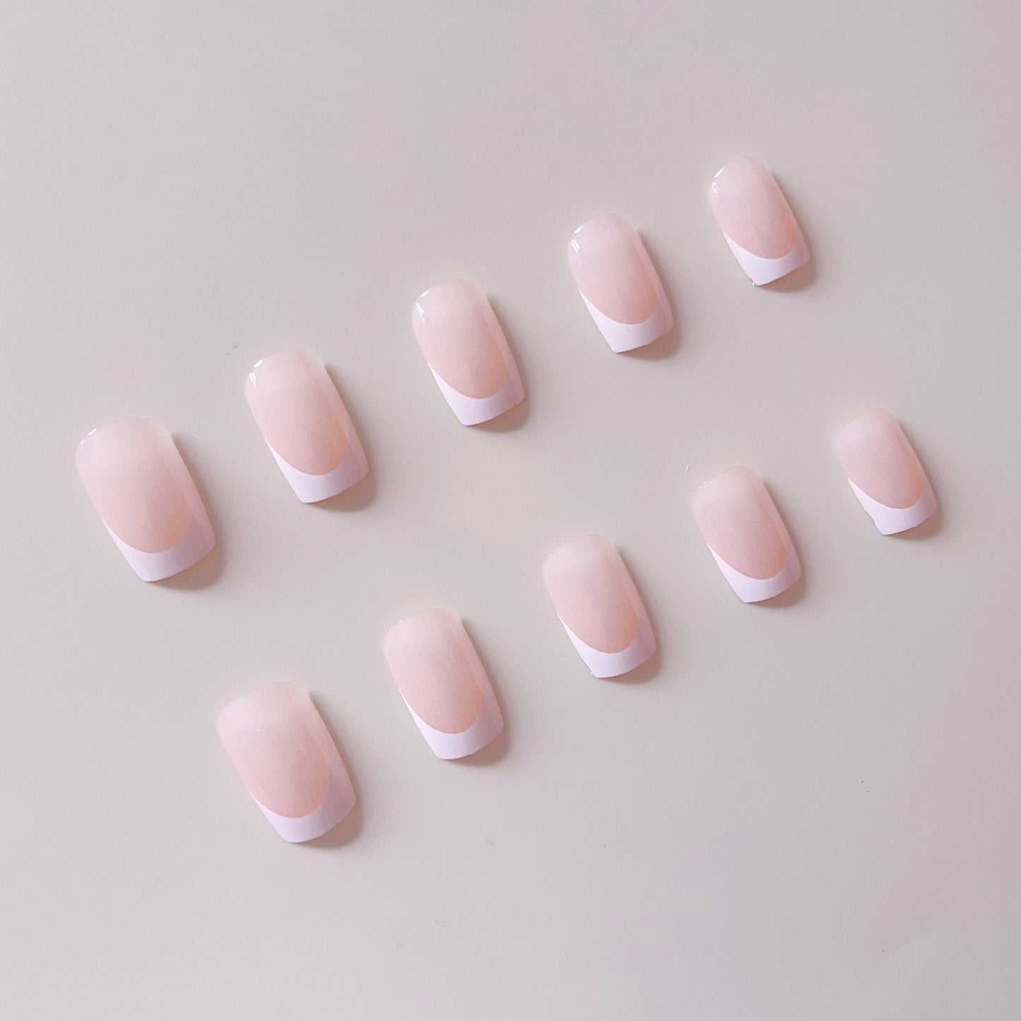 Kunstnagelset mit elegantem französischen Design und hochglänzendem Finish Brehn