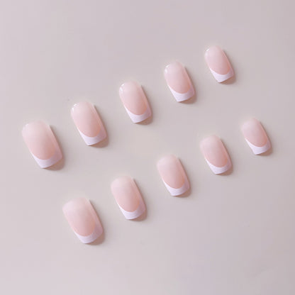 Kunstnagelset mit elegantem französischen Design und hochglänzendem Finish Brehn