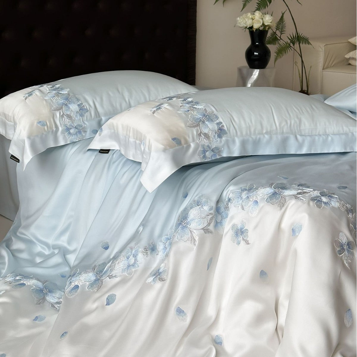 Luxuriöse Satin-Bettwäschegarnitur mit floraler Stickbordüre und seidig glänzender Oberfläche