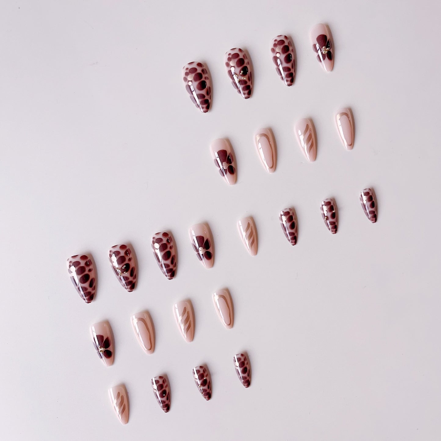 Nagelkunstset mit luxuriösen 3D-Verzierungen und goldenen Akzenten Brehn