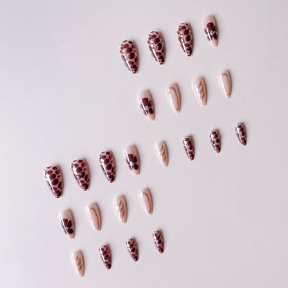 Nagelkunstset mit luxuriösen 3D-Verzierungen und goldenen Akzenten Brehn