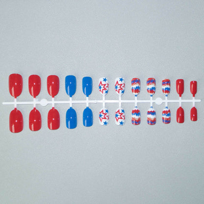 Patriotische Stern- und Streifen-Nagelkunst