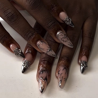 Kunstvolle Stiletto-Nägel mit eleganten Akzenten Brehn