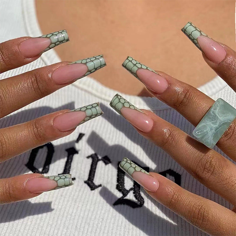 Kunstvolle Gel-Nägel mit elegantem Schlangenmuster und Hochglanz Brehn