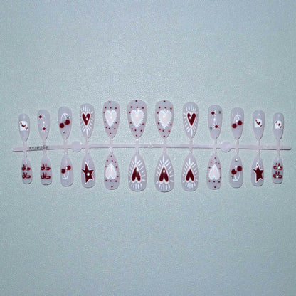 Künstlerisches Herz und Kirsche Nagelkunst