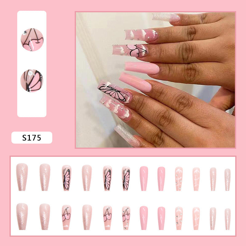 Kunstnagelset mit romantischen Schmetterlingsdesigns und Glitzerakzenten Brehn