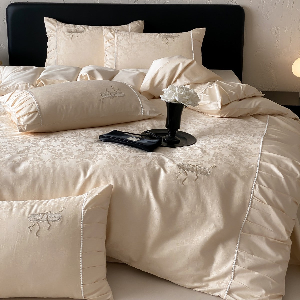 Luxuriöses Jacquard-Satin Rüschende Bettwäsche-Set mit bestickten Akzenten