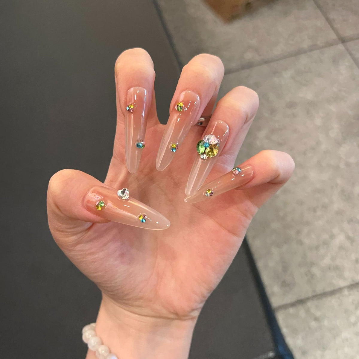 Glamouröse Stiletto Press-On Nagelset mit bunten Schmuckakzenten Brehn