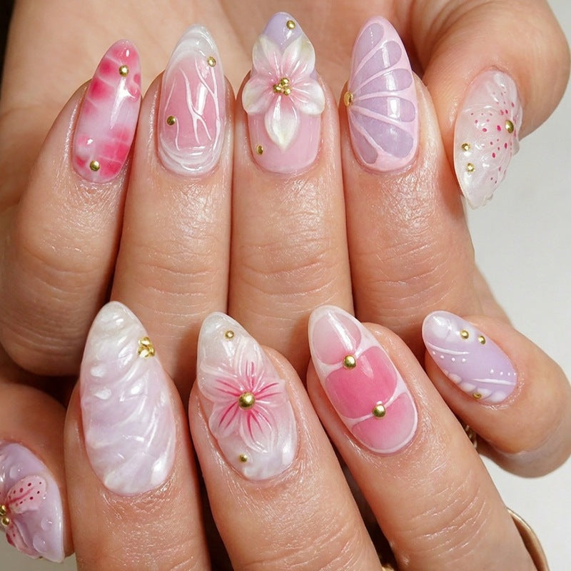 Kunstnagelset mit floralen und perlverzierten Elementen Brehn