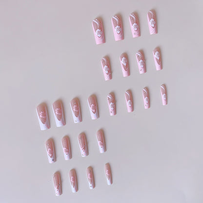 Kunstnagelset mit elegantem Blumen-Design und Kristallverzierungen Brehn