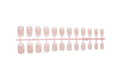 Kunstnagelset mit eleganten French-Spitzen und Glitzerakzenten Brehn