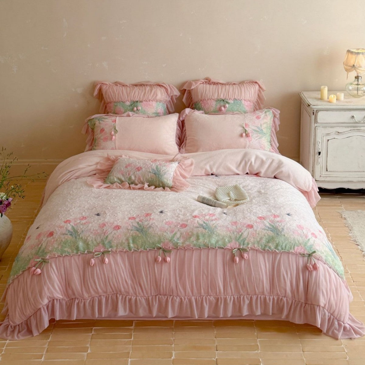 Rüschend Big Dec Quiltbezug Set mit 3D Tulpen-Applikation und gewellten Kissenbezügen