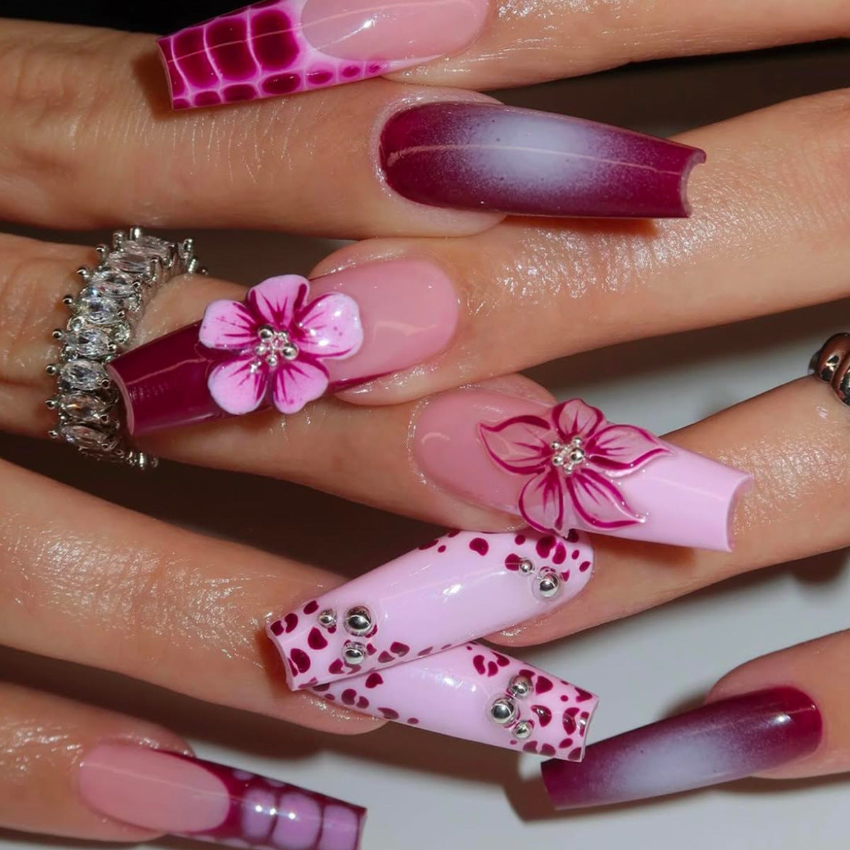 Florale dekorative Press-On-Nagelkunst Brehn