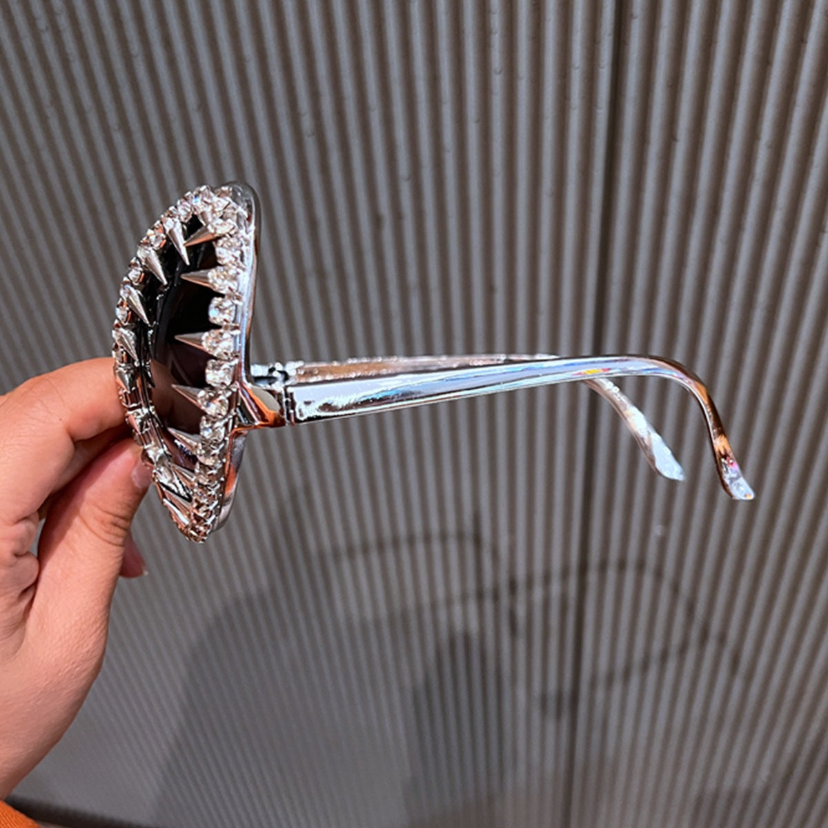 Damen futuristische Statement-Sonnenbrille mit funkelndem Kristallrahmen Brehn