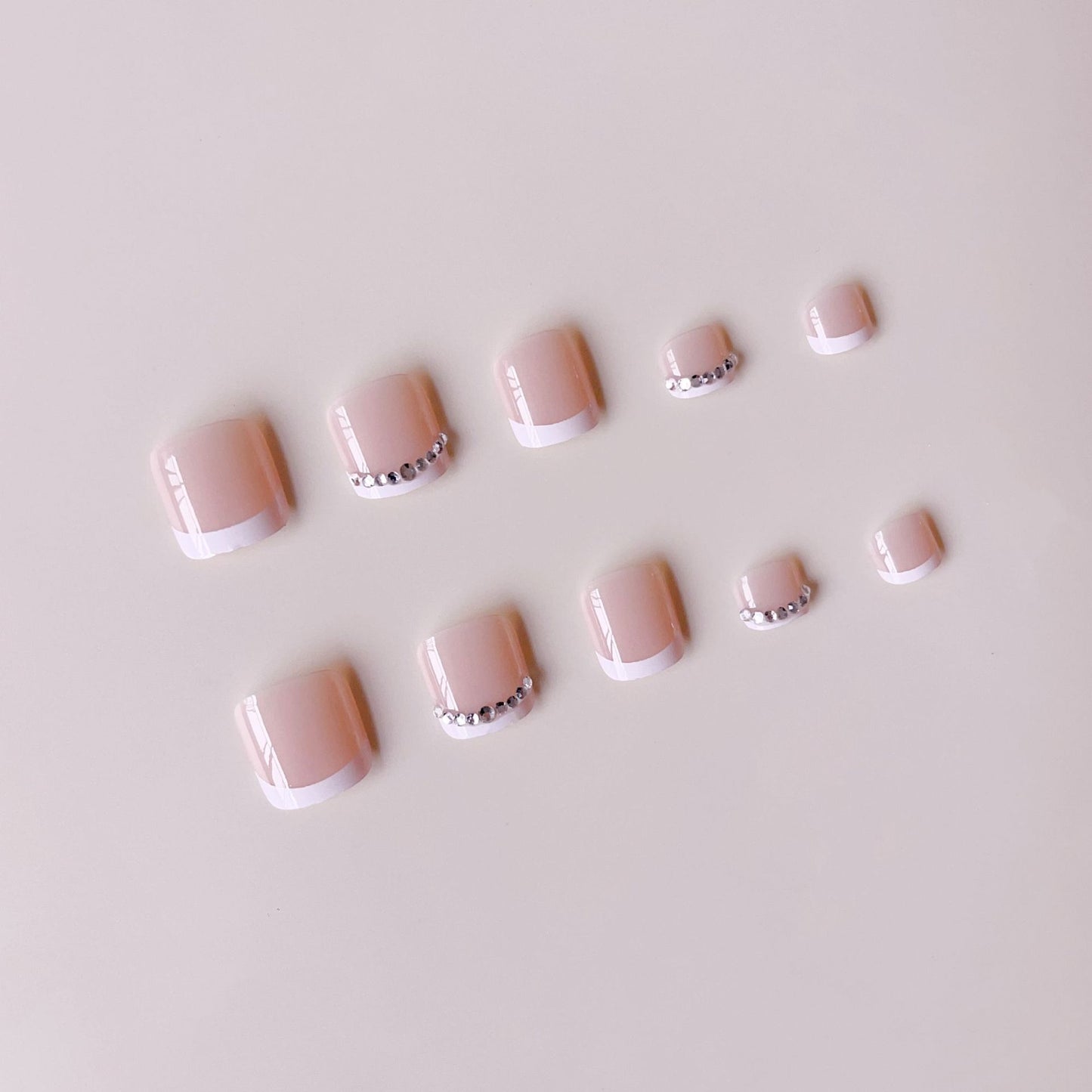 Fußnagelkunstset mit elegantem französischen Design und glitzernden Akzenten Brehn