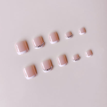 Fußnagelkunstset mit elegantem französischen Design und glitzernden Akzenten Brehn
