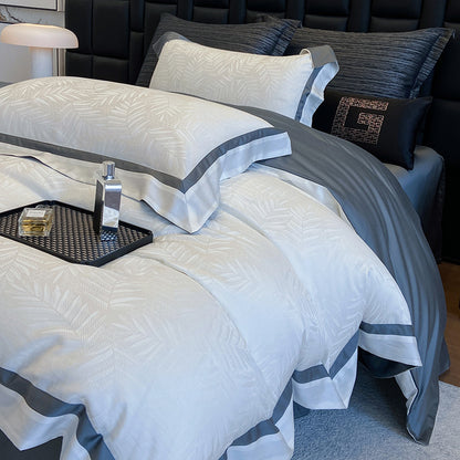 Premium-Bettwäscheset aus Baumwollsatin mit dezentem Blattmuster und feiner Kederkante