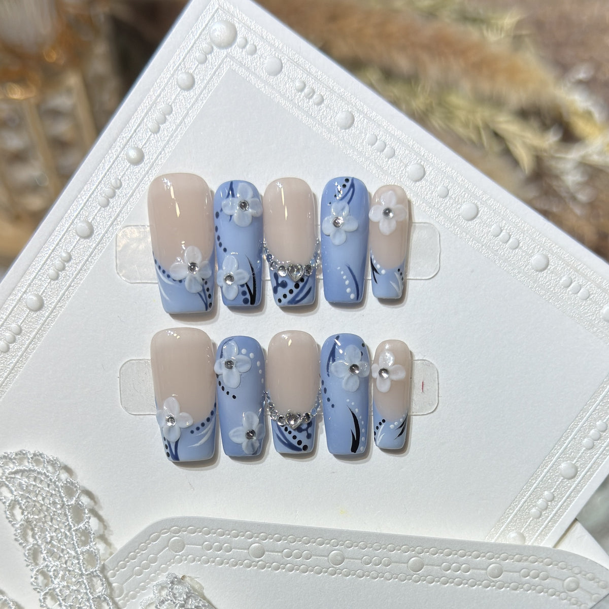 Dekoratives Press-On Nagelkunst-Set mit floralen und edelsteinartigen Details Brehn