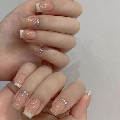 Elegante French Tip Press-On Nägel mit Strass-Accents Brehn