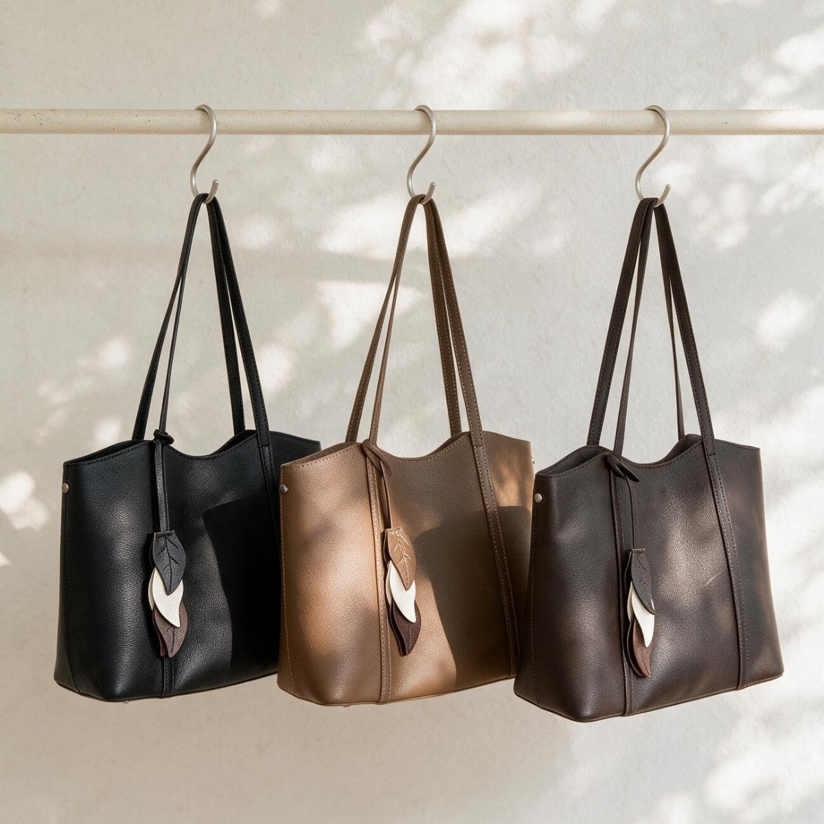 Gepunktetes vegan-leder strukturiertes Tote mit Blattcharm & langen Schulterträgern