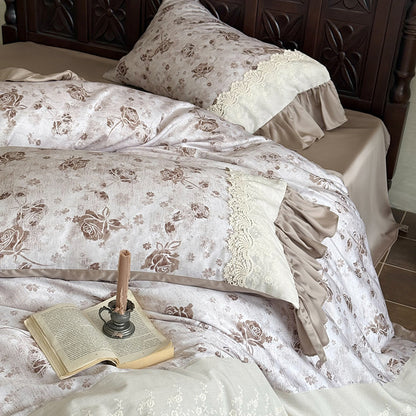 Elegante Bettgarnitur im Vintage‑Romantikstil mit Spitzenapplikation, Volant und Satinbesatz