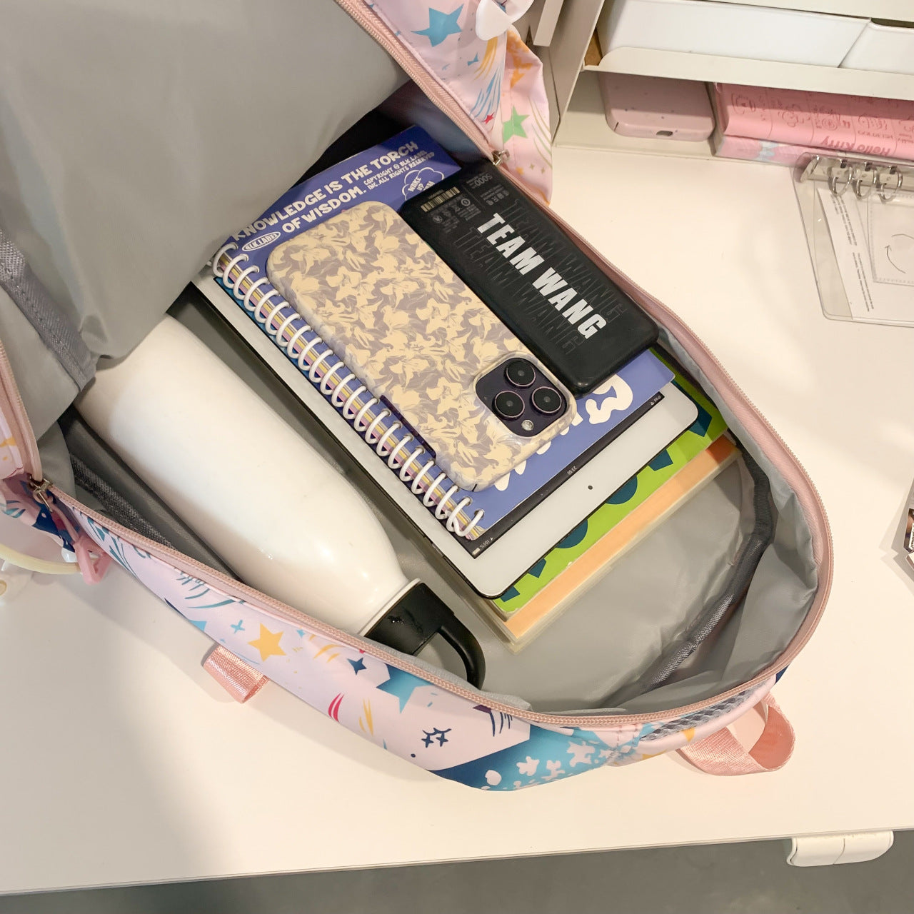 Rucksack mit Buntem Sternenmuster und Innovativen Stauraumoptionen Brehn