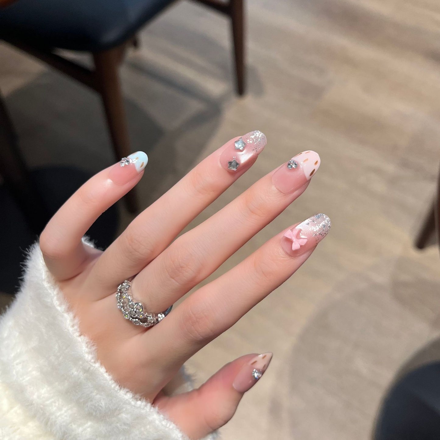 Dekorative Press-On Nagelkunst mit Schleifen- und Edelsteinakzenten Brehn
