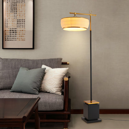 Elegante verstellbare Stehlampe mit geometrischem Fuß