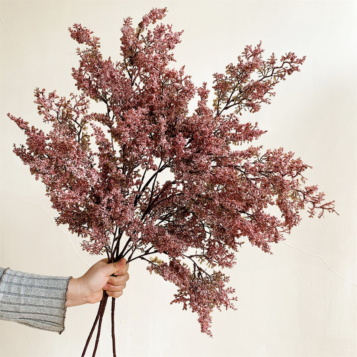 Dekorativer getrockneter Blumenstrauß mit Ästen