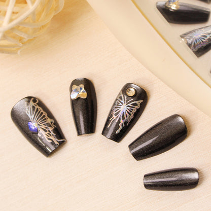 Kunstfingernägel mit dekorativen Schmetterlingsdesigns und Glitzerakzenten Brehn