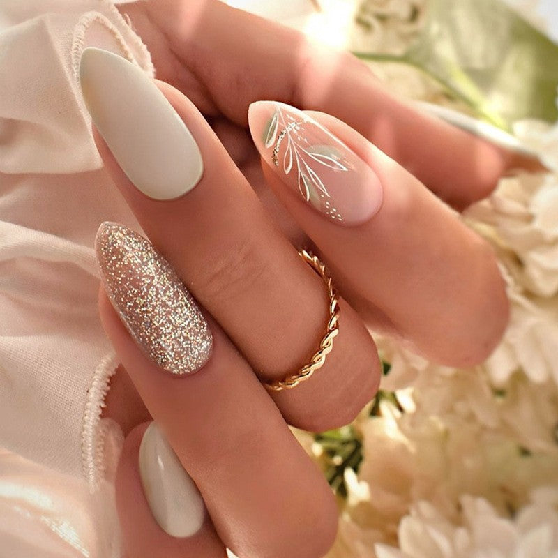 Kreatives Kunstnagelset mit Leopardenmuster und Glitzerakzenten Brehn