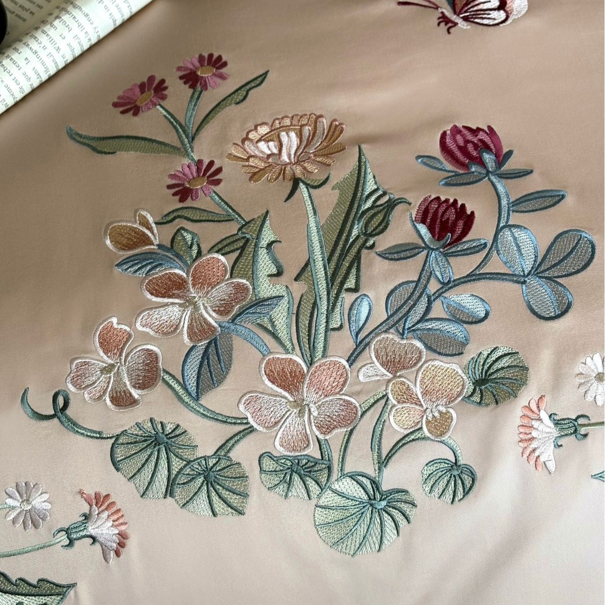 Luxuriöses besticktes Satin-Bettwäsche-Set mit Kontrastpaspel und Zierkissen