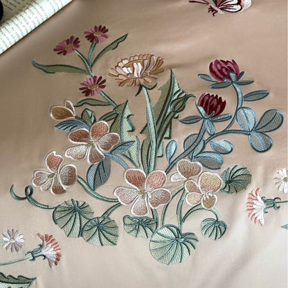 Luxuriöses besticktes Satin-Bettwäsche-Set mit Kontrastpaspel und Zierkissen