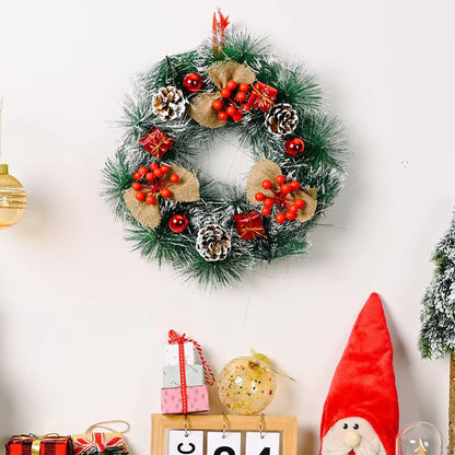 Festlicher Weihnachtskranz mit Tannenzapfen und Beeren Brehn